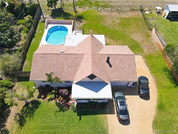 3rd image of 1072 NE Santa Cruz Dr