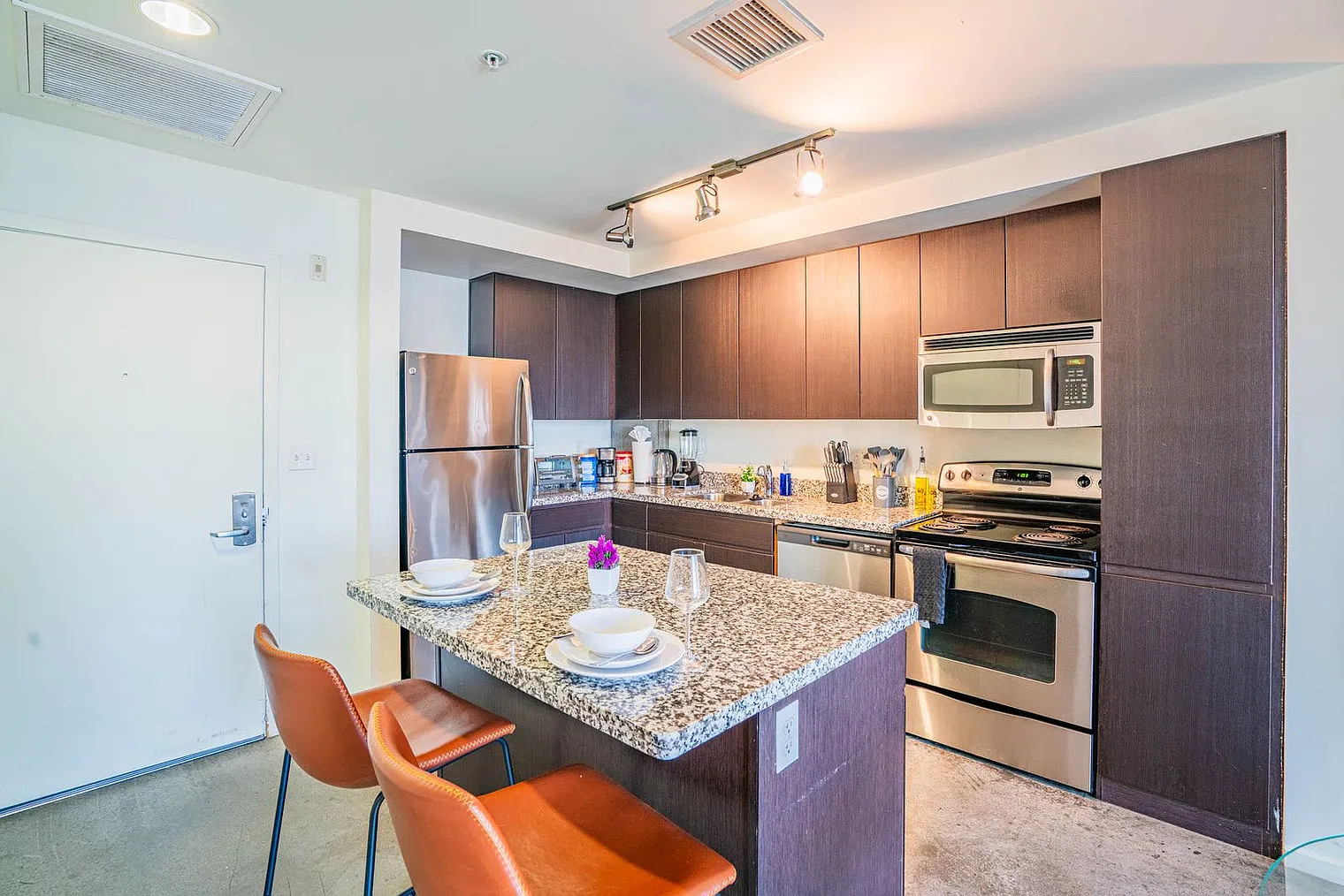 1 bed, 1.0 bath, 678 sqft, $2,708 — Photo 3