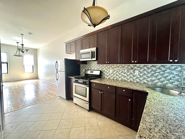 687 Bergen Avenue image 5 of 13