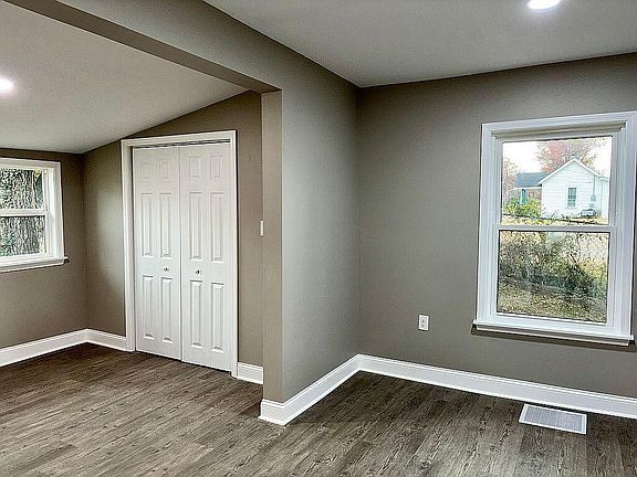 3rd image of 3807 Salem Tpke NW