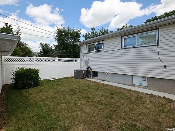 3rd image of 222 Lorne St N
