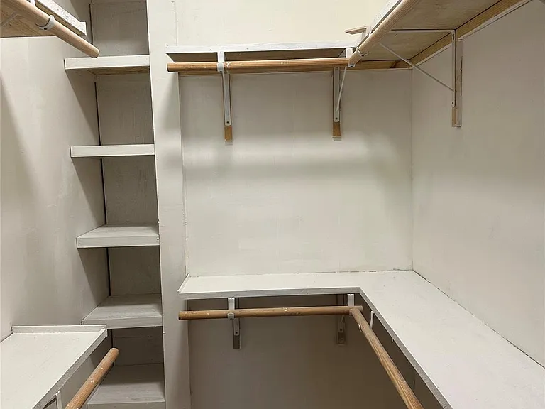 405 E College St — Photo 14