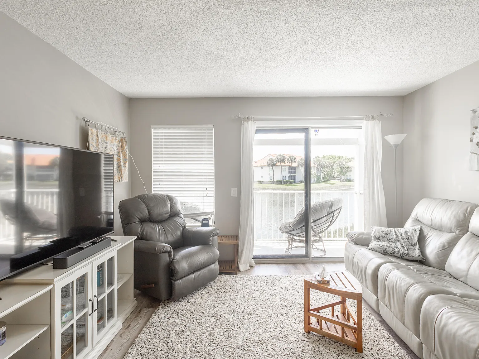 2 bed, 2.0 bath, 770 sqft, $3,300 — Photo 3