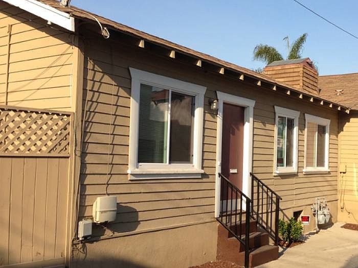 21 Roswell Unit B Entry