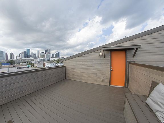 Recently remodeled (2014), Rooftop terrace has stunning unobstructed views of the downtown skyline