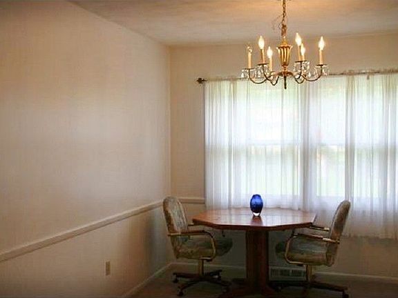 3rd image of 360 Pickering Dr