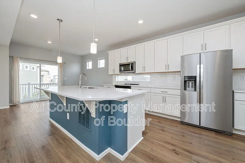 3 bed, 3.0 bath, 2267 sqft, $3,200 — Photo 2