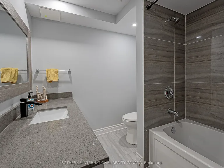 1056 Foxtail Cres — Photo 37