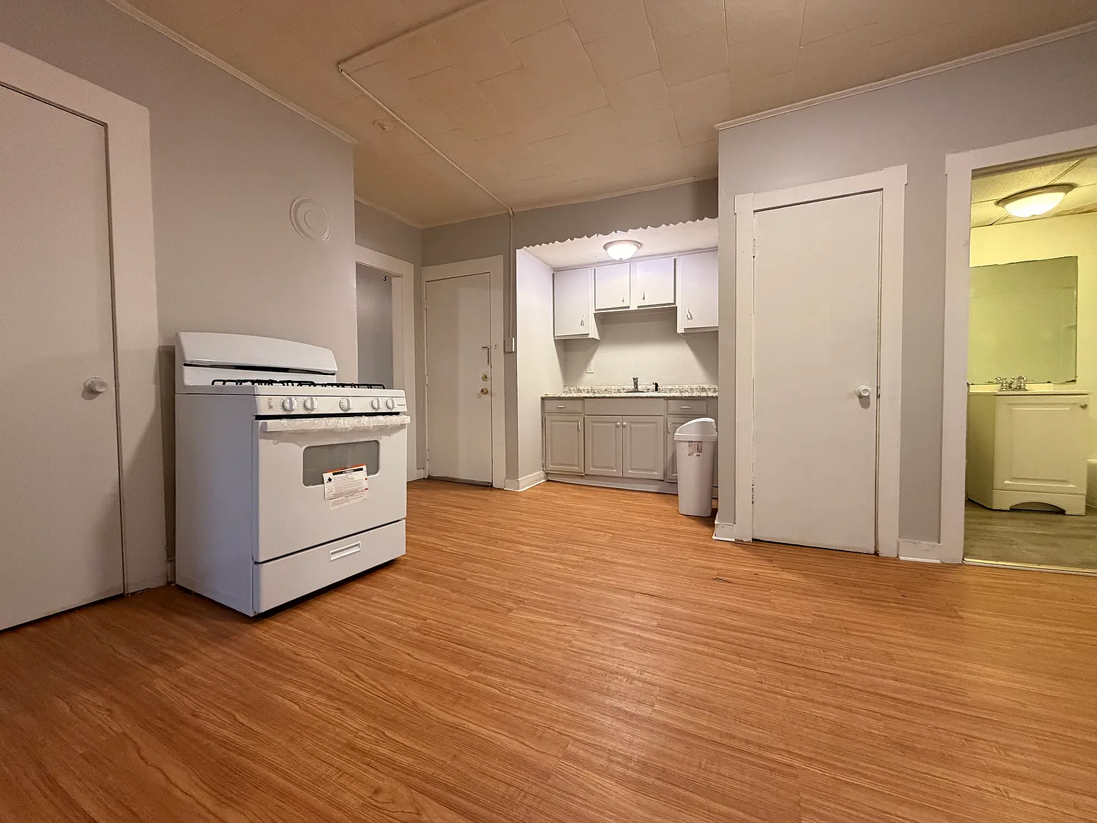 3 bed, 1200 sqft, $2,200 — Photo 3