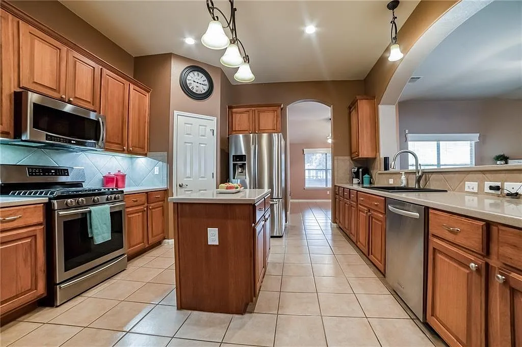 4 bed, 2.0 bath, 2110 sqft, $2,250 — Photo 4