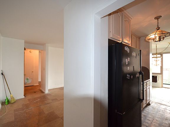 5th image of 2935 W 5th St APT 6G