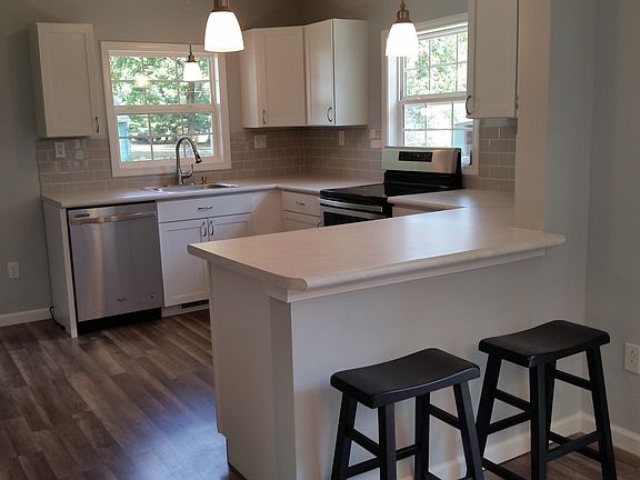 Kitchen with snack bar