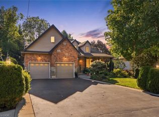 4 Summit Dr, Hamilton, ON L8B0E4