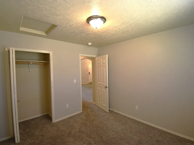354 E Carver Dr — Photo 16