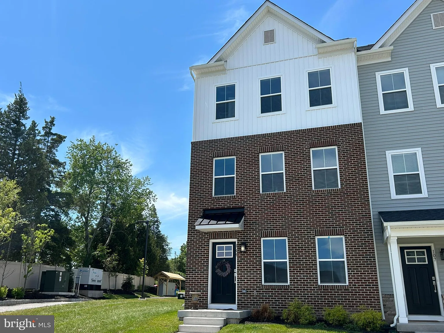 3 bed, 4.0 bath, 1989 sqft, $3,100 — Photo 2