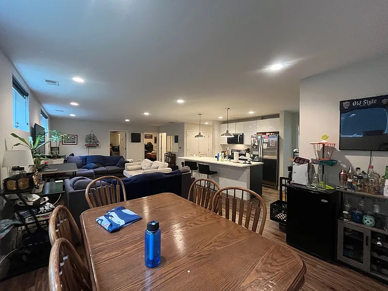 1045 W Cornelia — Photo 43