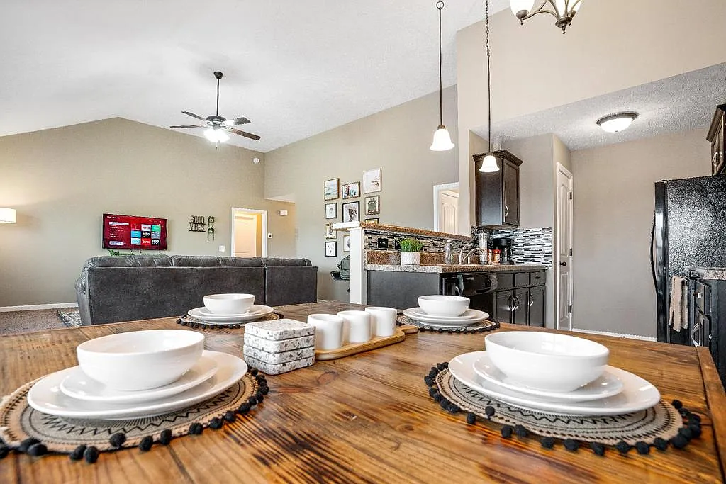 3 bed, $3,302 — Photo 2
