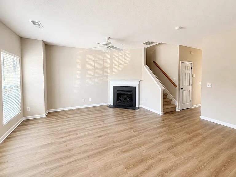 6896 Derby Run Dr — Photo 2