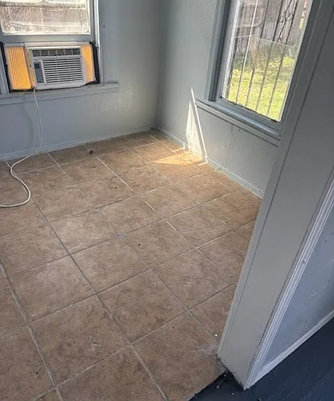 551 E Southcross Blvd — Photo 12