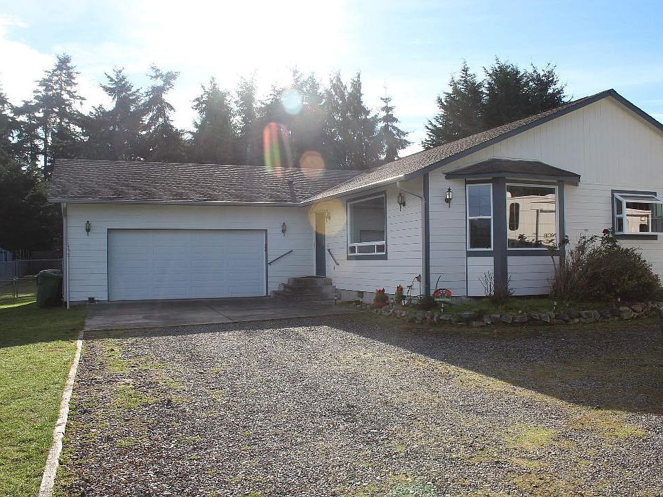 Front View & Drive Way. Easily navigable driveway with separate gravel split area. Electrical stemmed for RV usage as well
