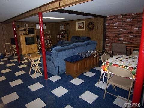 Full finished basemt w/high ceilings