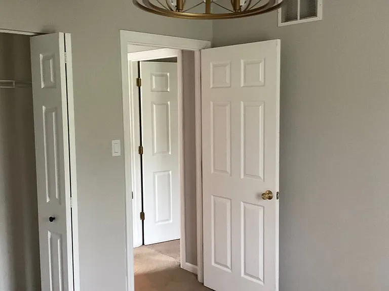 1049 Royal Dr — Photo 45