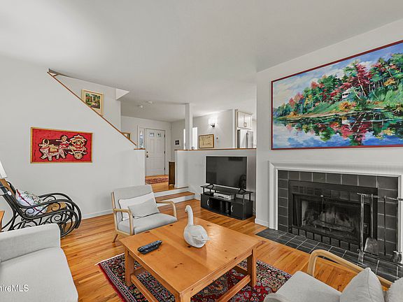 5th image of 1136 Barker Rd Unit 27