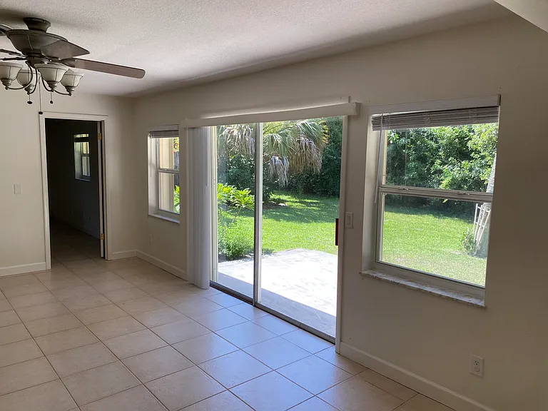 956 Tulip Ln — Photo 18