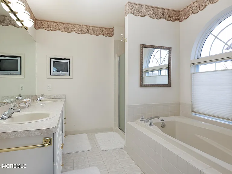 11 Peaksail Dr — Photo 17