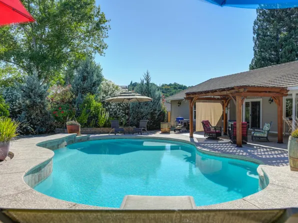 2421 Huckleberry Ln, Valley Springs, CA 95252