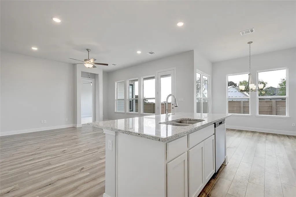 2 bed, 2.0 bath, 1378 sqft, $2,000 — Photo 4