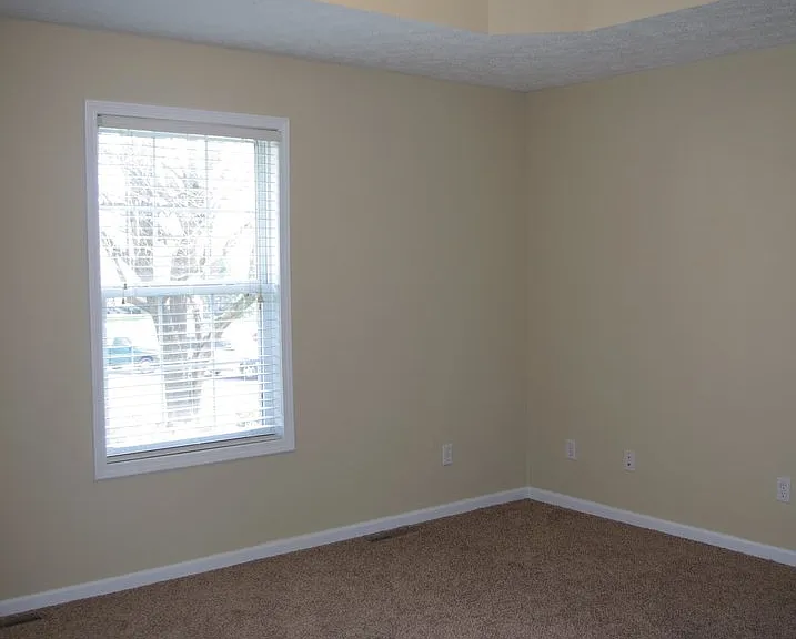 905 Hampton Ct — Photo 11
