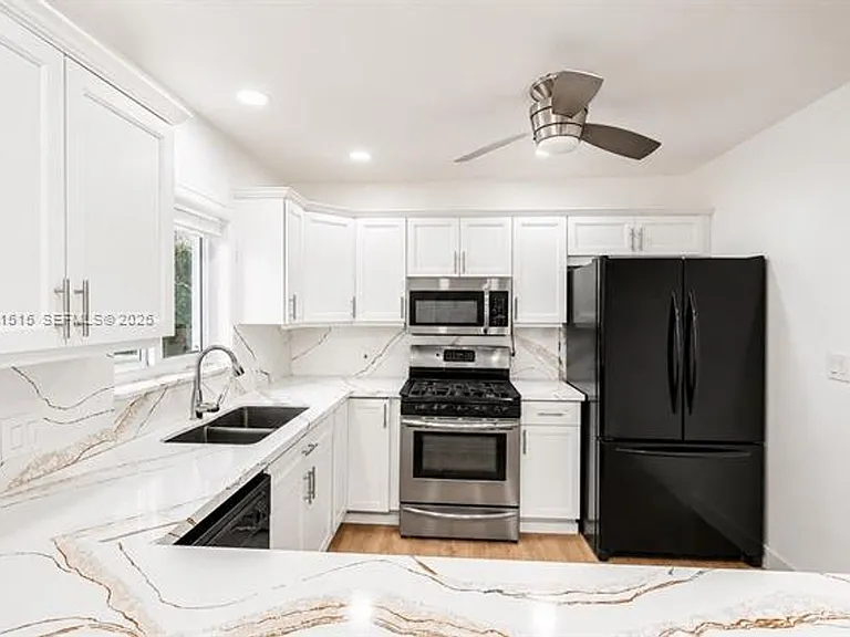 8819 Dickens Ave #8819 — Photo 9