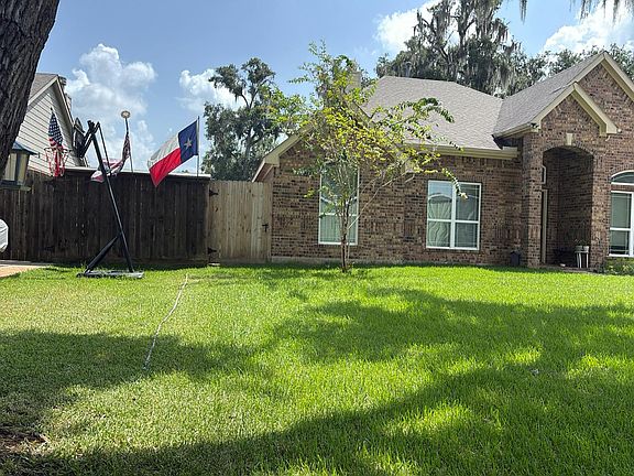 3rd image of 2215 Lakewood Dr