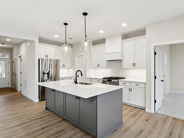 10933 37th St N, Lake Elmo, MN 55042