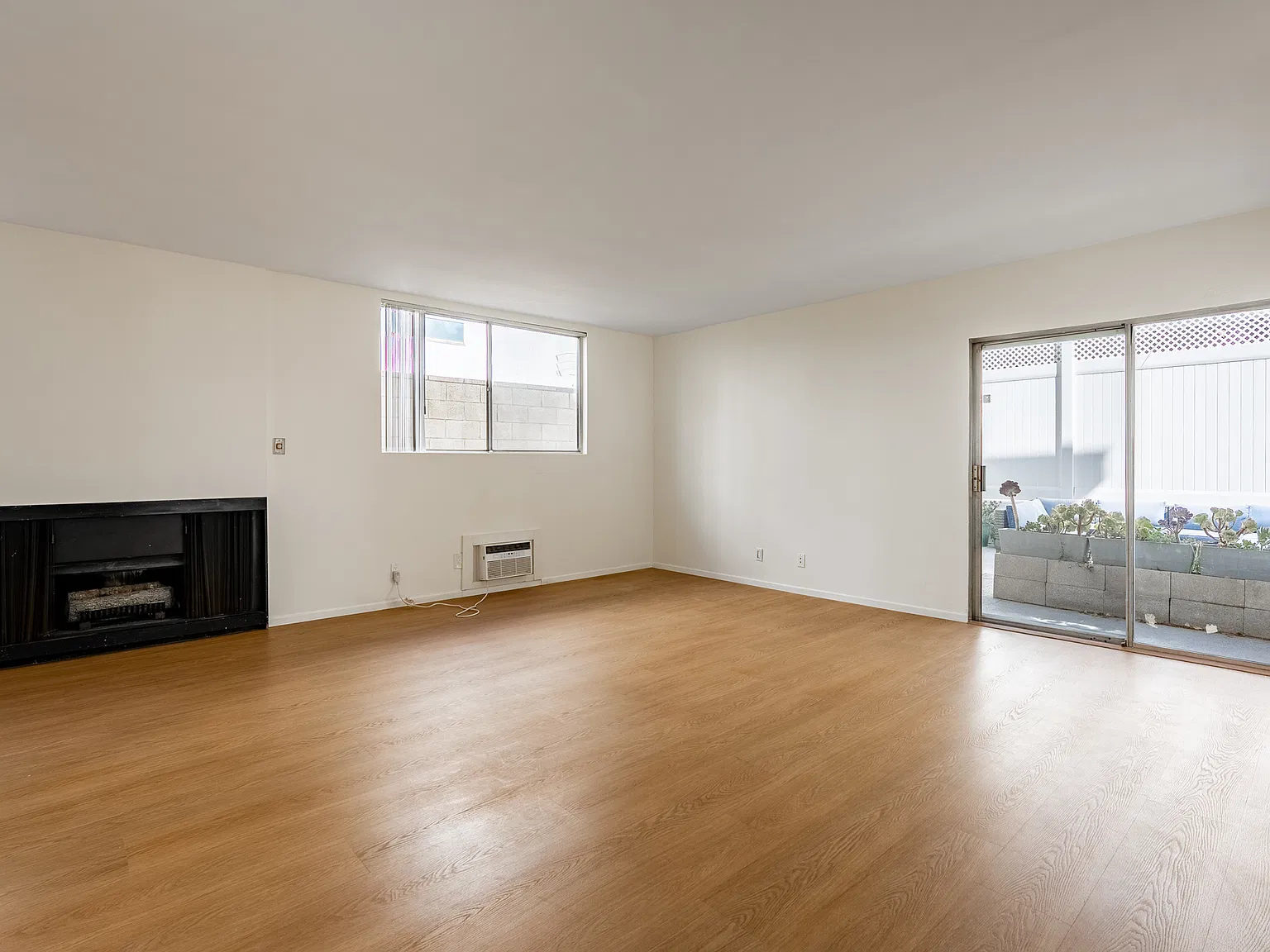 530 S Barrington Ave #111 — Photo 2
