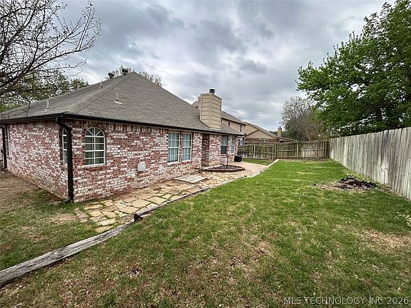 2nd image of 1112 N Willow Ave