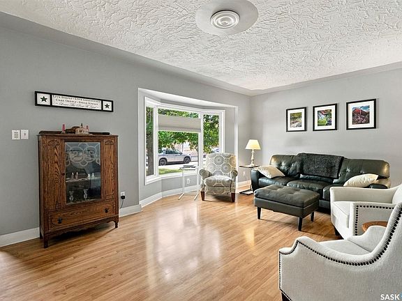 5th image of 416 Willow Street E
