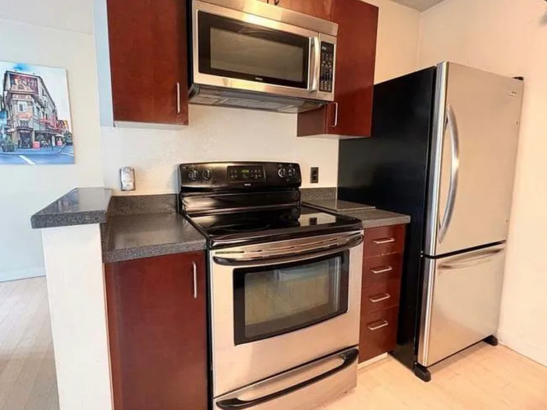 2020 SW Main St #402 — Photo 8