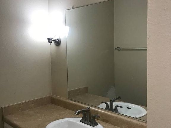 Experience elegance with this sophisticated bathroom design, perfect for modern living. Experience elegance with this sophisticated bathroom design, perfect for modern living.