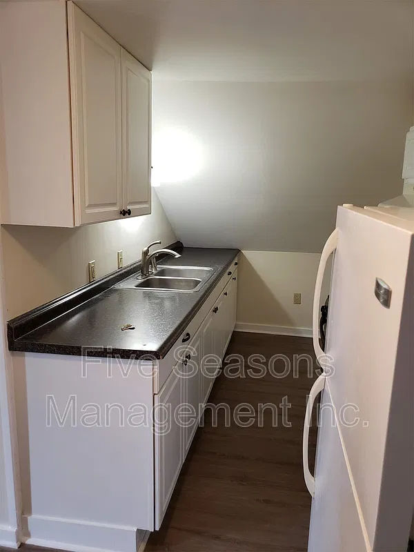 3 bed, 1.0 bath, 1100 sqft, $2,500 — Photo 2