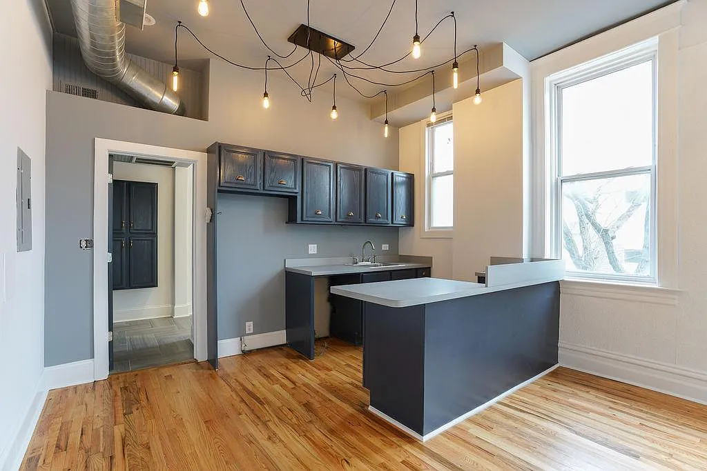 2 bed, 700 sqft, $2,550 — Photo 2