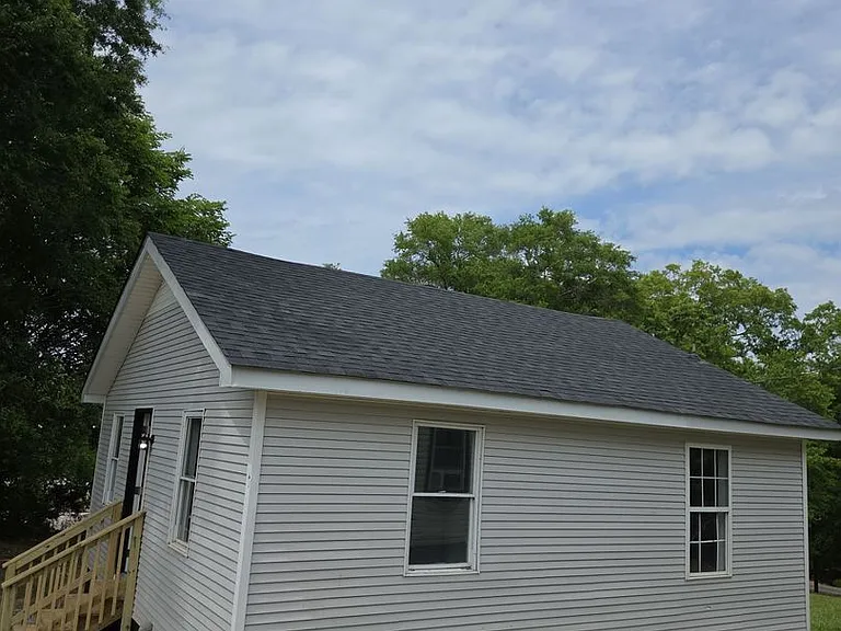 210 Thomas Ln — Photo 4