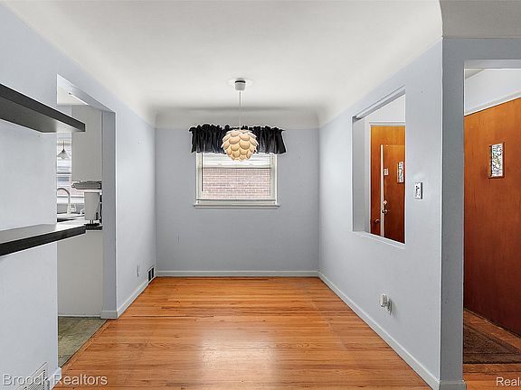 5th image of 15812 Hanover Ave