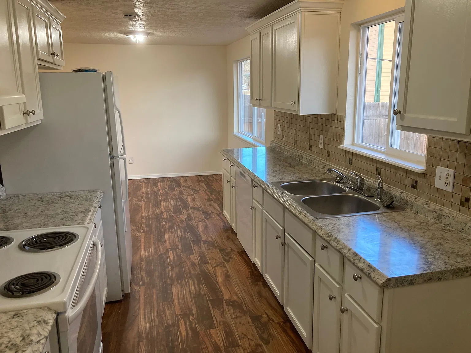 3 bed, 1.0 bath, 1056 sqft, $1,430 — Photo 4