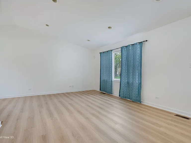 900 Ashford Ln — Photo 3