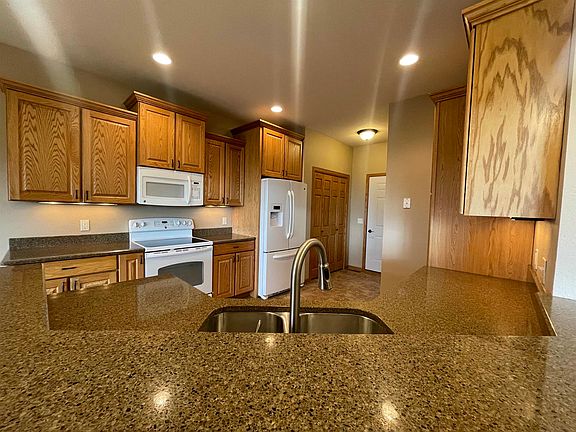 2nd image of 516 Golf Dr NE