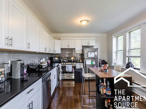 4th image of 839 W Cornelia Ave APT 3n