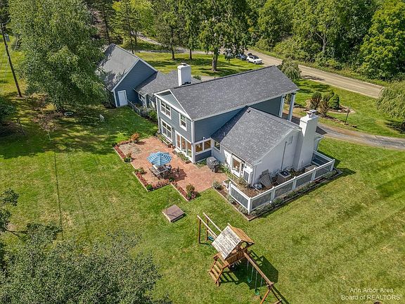 2nd image of 3415 Robinwood Dr
