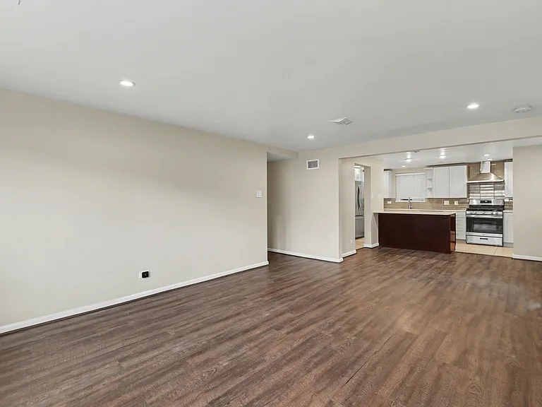 900 S Harrison St — Photo 7